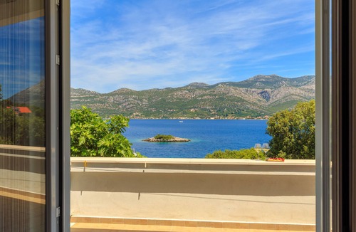 Cove Tri Zala (Zrnovo) Apartment | Beautiful seaview apartment near Korcula