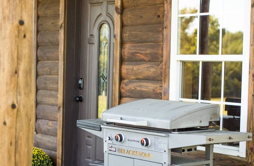 Stuart Cabin | Beautiful Secluded Farmhouse Cabin