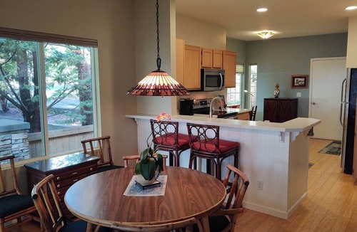 Rollingbay House | Beautiful, secure, private townhouse in Silverdale.