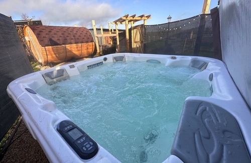 Chackmore Apartment | Beautiful Shepherds Hut Surrounded by Meadow