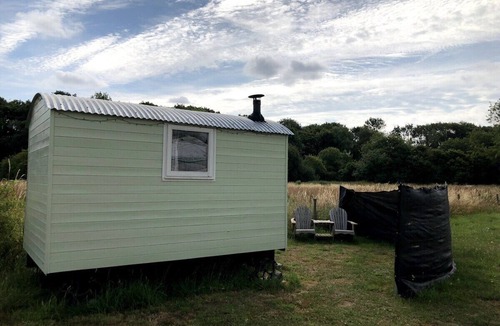 Chackmore Apartment | Beautiful Shepherds Hut Surrounded by Meadow