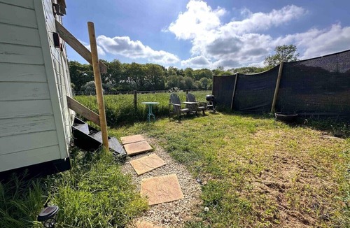 Chackmore Apartment | Beautiful Shepherds Hut Surrounded by Meadow