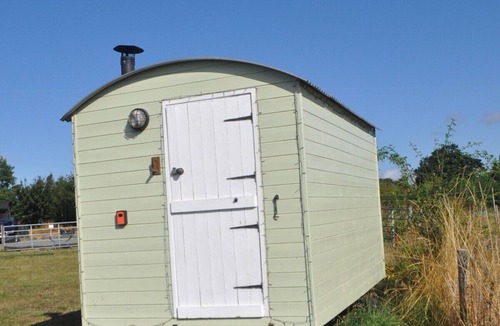 Chackmore Apartment | Beautiful Shepherds Hut Surrounded by Meadow