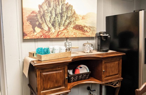 Pilot Mountain Apartment | Beautiful sleeps 6 apartment, walking distance to Downtown Pilot Mountain Unit 1