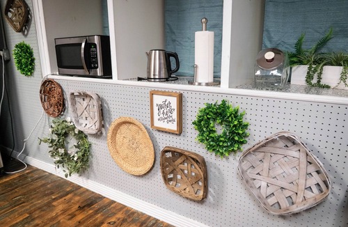 Pilot Mountain Apartment | Beautiful sleeps 6 apartment, walking distance to Downtown Pilot Mountain Unit 1