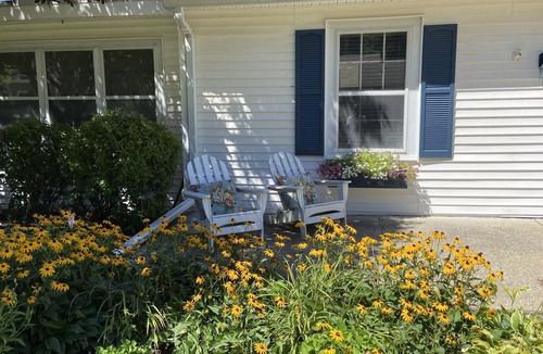 South Haven House | Beautiful South Haven Lake House; Newly Renovated and Decorated; Family-oriented