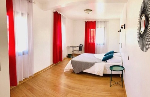 Pont-Saint-Esprit Bed & Breakfast | Beautiful spacious room and bar restaurant