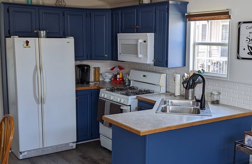 Sherkston Cottage | Beautiful, spacious 3 bedroom updated cottage sleeps 8 with A/C and fire place