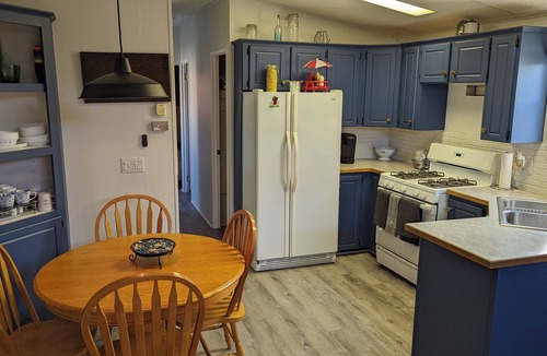 Sherkston Cottage | Beautiful, spacious 3 bedroom updated cottage sleeps 8 with A/C and fire place