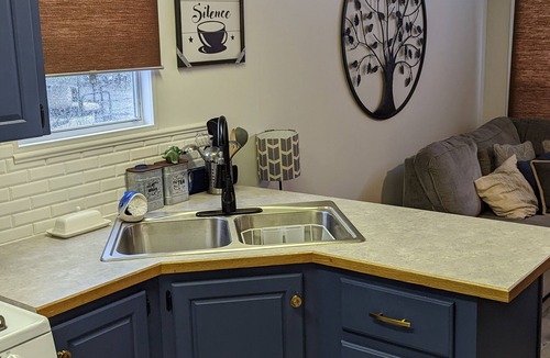 Sherkston Cottage | Beautiful, spacious 3 bedroom updated cottage sleeps 8 with A/C and fire place