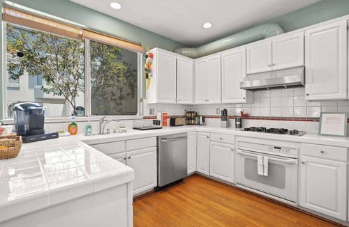 Little Hollywood House | Beautiful Spacious 4BR House in Silver Terrace w/Secured Parking Near SFO & Downtown San Francisco