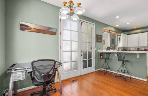 Little Hollywood House | Beautiful Spacious 4BR House in Silver Terrace w/Secured Parking Near SFO & Downtown San Francisco