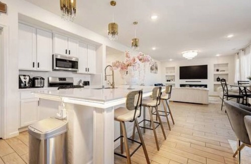 Raisin House | Beautiful, Spacious 5 bedrooms for large group