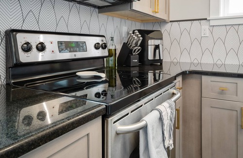 Northampton House | Beautiful & Spacious Bungalow - Near Zoo-Downtown
