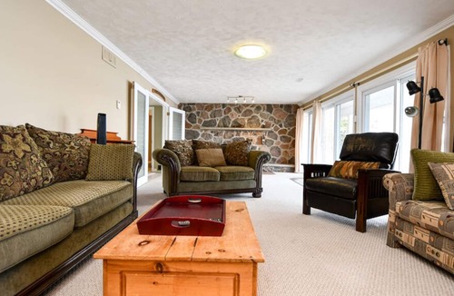 Peterborough Cottage | Beautiful Spacious Cottage on Lake Chemong