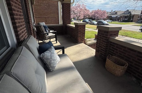 Berwyn House | Beautiful spacious home, jacuzzi hot tub, 20 minutes from Downtown Chicago.