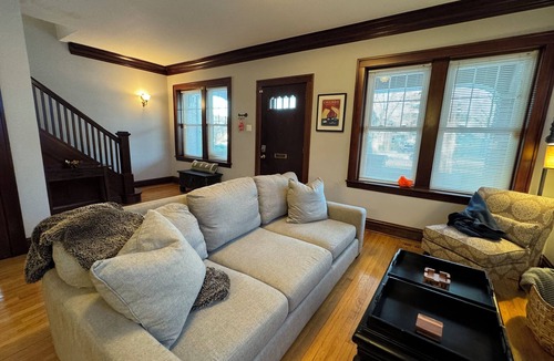 Berwyn House | Beautiful spacious home, jacuzzi hot tub, 20 minutes from Downtown Chicago.