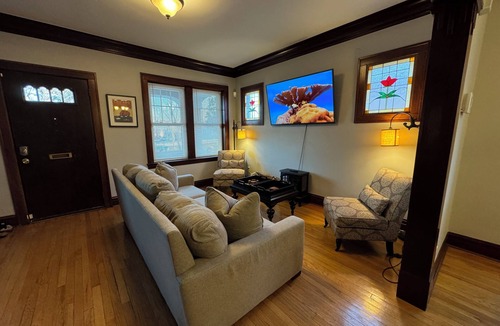 Berwyn House | Beautiful spacious home, jacuzzi hot tub, 20 minutes from Downtown Chicago.