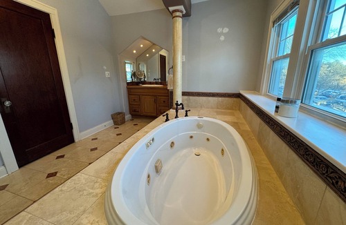 Berwyn House | Beautiful spacious home, jacuzzi hot tub, 20 minutes from Downtown Chicago.