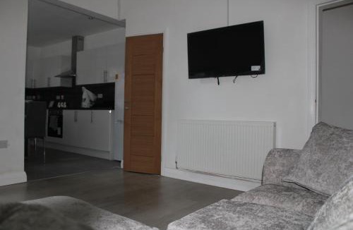 Old Trafford House | Beautiful, Spacious, Old Trafford home