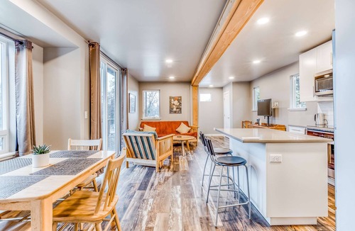 Cascade Locks House | Beautiful storage container home w/Columbia Gorge views & prime location