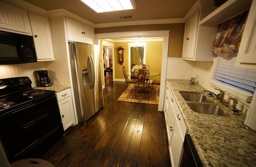 Sanger House | Beautiful Storybook Cottage Style Rustic Home Next To I-35 Easy Access!