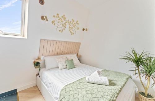 Neuilly-sur-Seine Apartment | Beautiful Studio Metro and Paris at Your Door