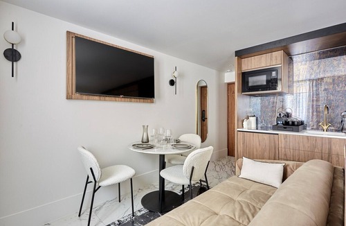Paris City Center Apartment | Beautiful Studio with AC - Louvre Palais Royal