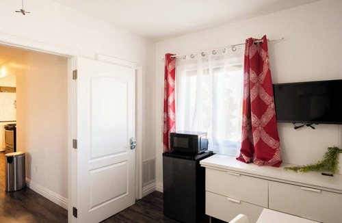 East Flushing Apartment | Beautiful Studio with Free Laundry and Rooftop Terrace Access