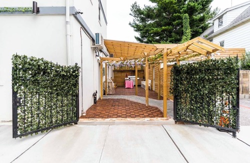 East Flushing Apartment | Beautiful Studio with Free Laundry and Rooftop Terrace Access