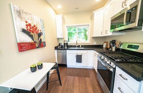 Fremont Apartment | Beautiful studio with private deck & parking