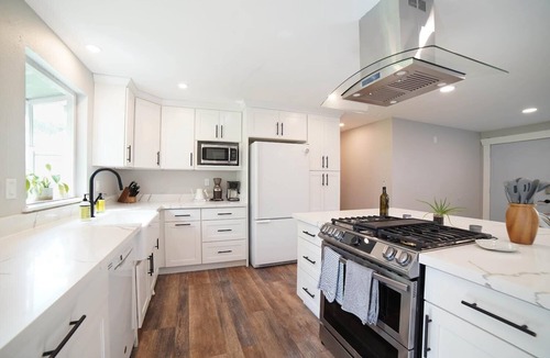 Puyallup House | Beautiful Stylish Home With Hot Tub