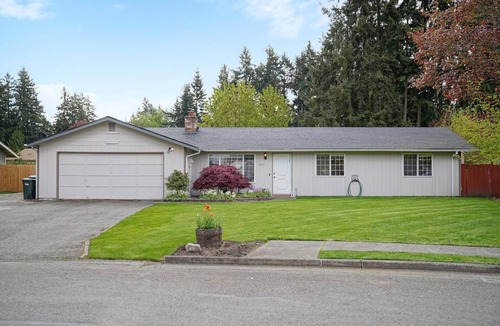 Puyallup House | Beautiful Stylish Home With Hot Tub