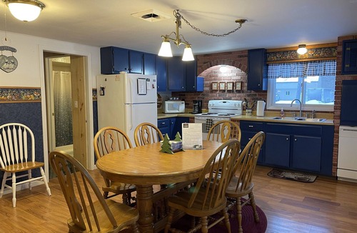 Christmas Cottage | Beautiful sunsets/lake views - Near Pictured Rocks