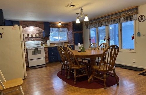 Christmas Cottage | Beautiful sunsets/lake views - Near Pictured Rocks