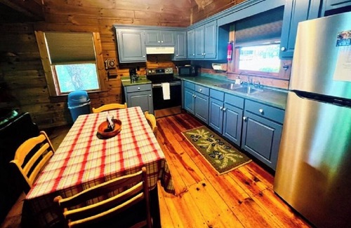 Pine Mountain Valley Cabin | Beautiful sunsets, decks, firepit!