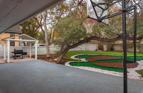 Vista Del Norte House | Beautiful Texas Ranch house, Game Room & Minigolf