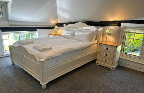 Chichester House | Beautiful Thatched Cottage with Outdoor Pool, Secure Garden, Dog & Family Friendly! Chichester Holiday Properties