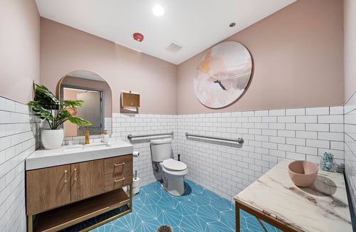 South Central Houston Hotel | Beautiful Themed Room Boutique Hotel- Sleeps 30