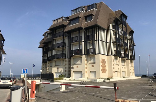 Blonville-sur-Mer Apartment | Beautiful three room apartment on the beach, superb view