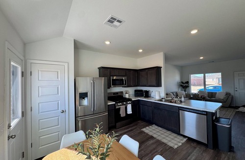 Bixby House | Beautiful three bedroom two bathroom in Bixby sleeps 10