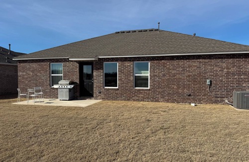 Bixby House | Beautiful three bedroom two bathroom in Bixby sleeps 10