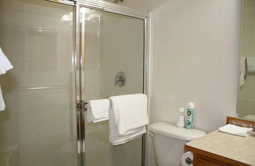 Everett Villa | Beautiful Three-Bedroom Two Bath ground level Home