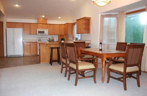 Everett Villa | Beautiful Three-Bedroom Two Bath ground level Home