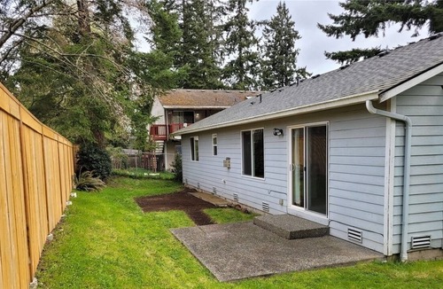 Everett House | Beautiful Three-Bedroom Two Bath Home