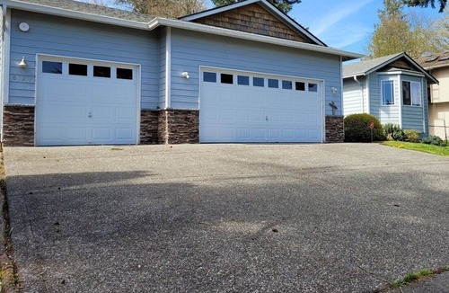 Everett House | Beautiful Three-Bedroom Two Bath Home