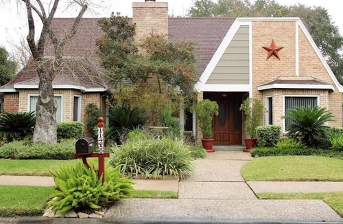 Briarforest House | Beautiful Three Bedroom Home with Scenic Backyard