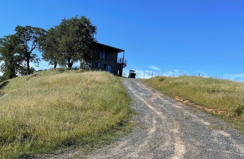 Angels Camp House | Beautiful Tiny Home in lush vineyard setting