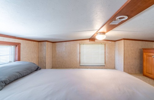 Yantis Cottage | Beautiful Tiny Home Overlooking the Pond