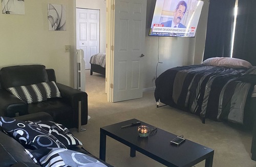 Elgin House | Beautiful townhome 45 mins from Chicago